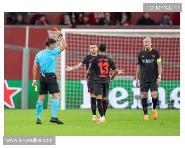 安德里希肘击被罚下让勒沃库森陷入困境比赛形势急转直下